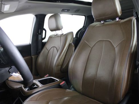 Used 2017 Chrysler Pacifica Limited w/ UConnect Theater Package FWD image 19