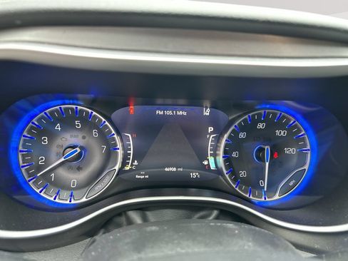 Used 2023 Chrysler Pacifica Touring-L FWD image 15