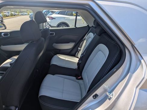 Used 2025 Hyundai Venue SEL FWD image 13