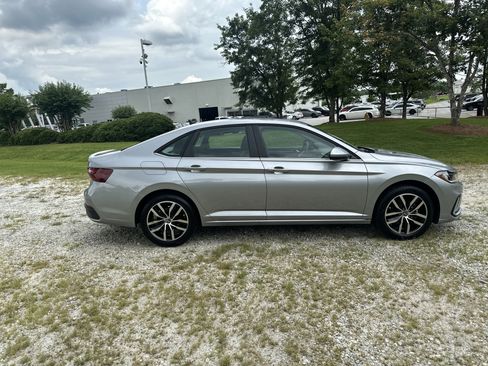 Used 2025 Volkswagen Jetta SE FWD image 4