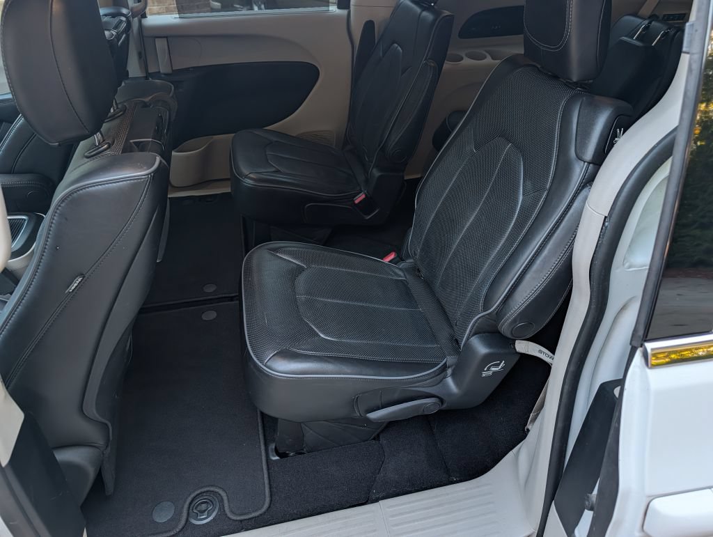 Used 2018 Chrysler Pacifica Limited FWD image 17