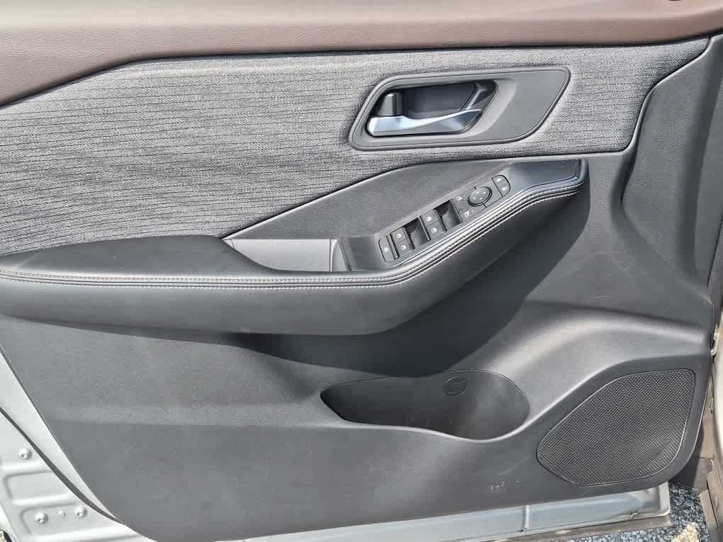 Used 2021 Nissan Rogue SV AWD/4WD image 9