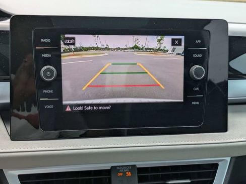 Used 2025 Volkswagen Taos SE FWD image 22