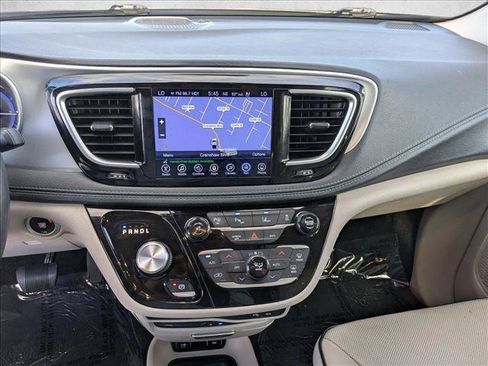 Used 2017 Chrysler Pacifica Platinum FWD image 13