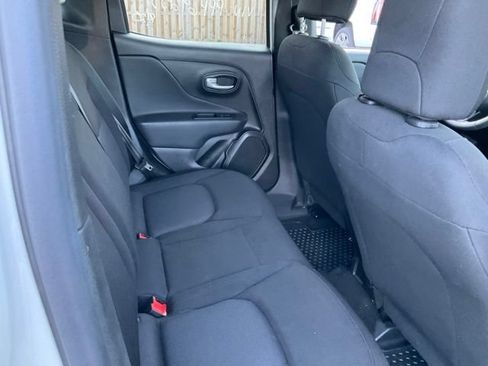 Used 2023 Jeep Renegade Latitude AWD/4WD image 9