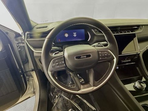 New 2025 Jeep Grand Cherokee L Laredo image 11