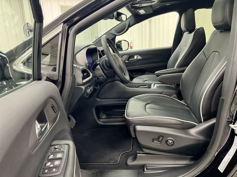 New 2027 Chrysler Pacifica Limited w/ Family Tech Group AWD/4WD image 21