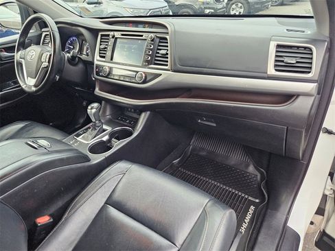Used 2018 Toyota Highlander XLE image 19