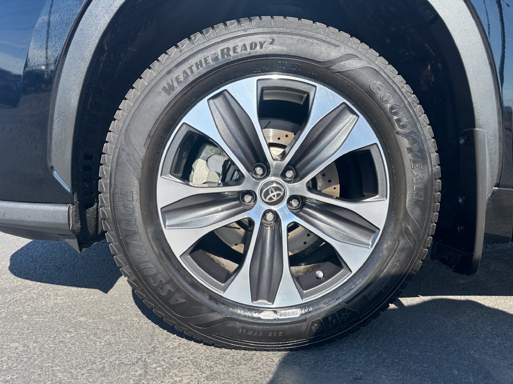 Used 2022 Toyota Highlander XLE AWD/4WD image 12