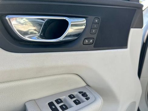 Used 2018 Volvo XC60 T5 Momentum w/ Vision Package AWD/4WD image 10