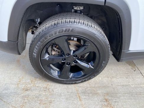 Used 2024 Jeep Grand Cherokee Altitude image 14