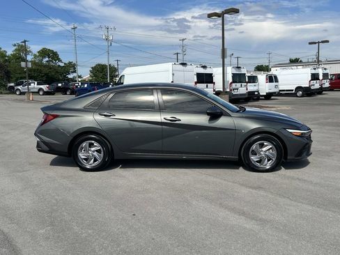 Used 2024 Hyundai Elantra SE FWD image 2