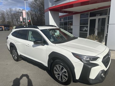 Used 2023 Subaru Outback Premium image 2