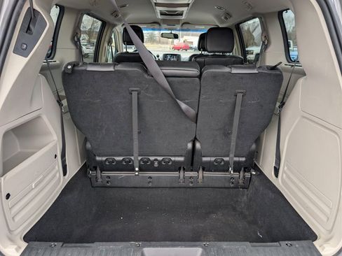 Used 2015 Chrysler Town & Country Touring w/ Driver Convenience Group image 21