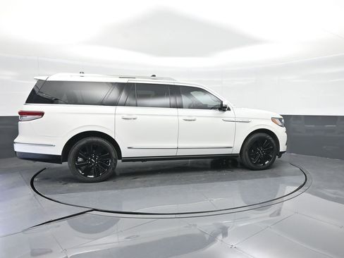 Used 2024 Lincoln Navigator L Reserve AWD/4WD image 12
