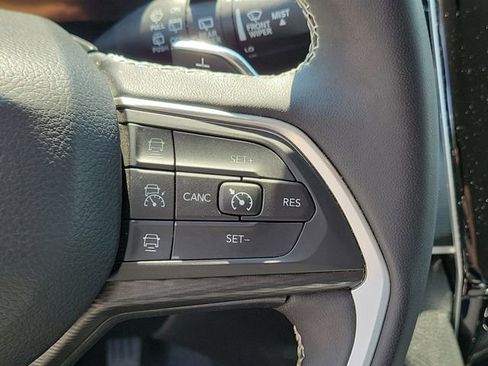 Used 2023 Jeep Grand Cherokee Laredo AWD/4WD image 12