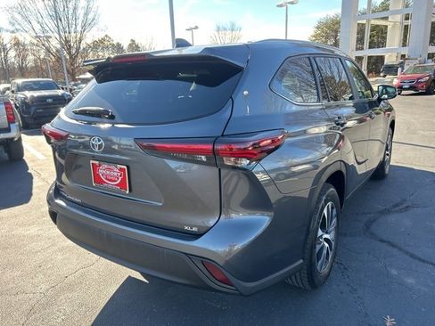 Used 2024 Toyota Highlander XLE image 5