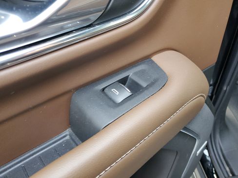 Used 2024 Chevrolet Suburban High Country w/ Advanced Technology Package image 31