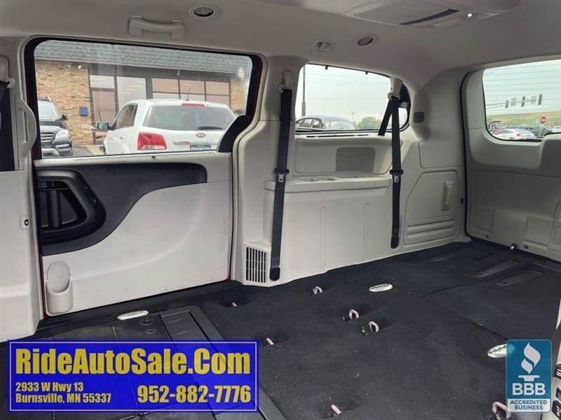 Used 2013 Chrysler Town & Country Touring-L w/ Driver Convenience Group FWD image 34