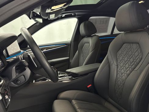 Used 2023 BMW 530e w/ Convenience Package image 21