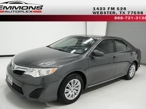 Used 2012 Toyota Camry LE image 1