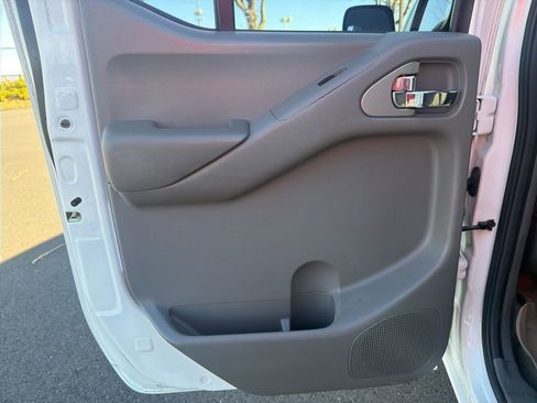 Used 2013 Nissan Frontier SV image 17