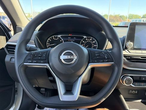 Used 2025 Nissan Altima 2.5 SV FWD image 15
