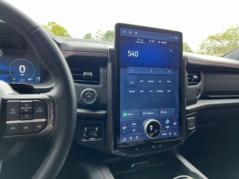 Used 2024 Ford Expedition Limited AWD/4WD image 18