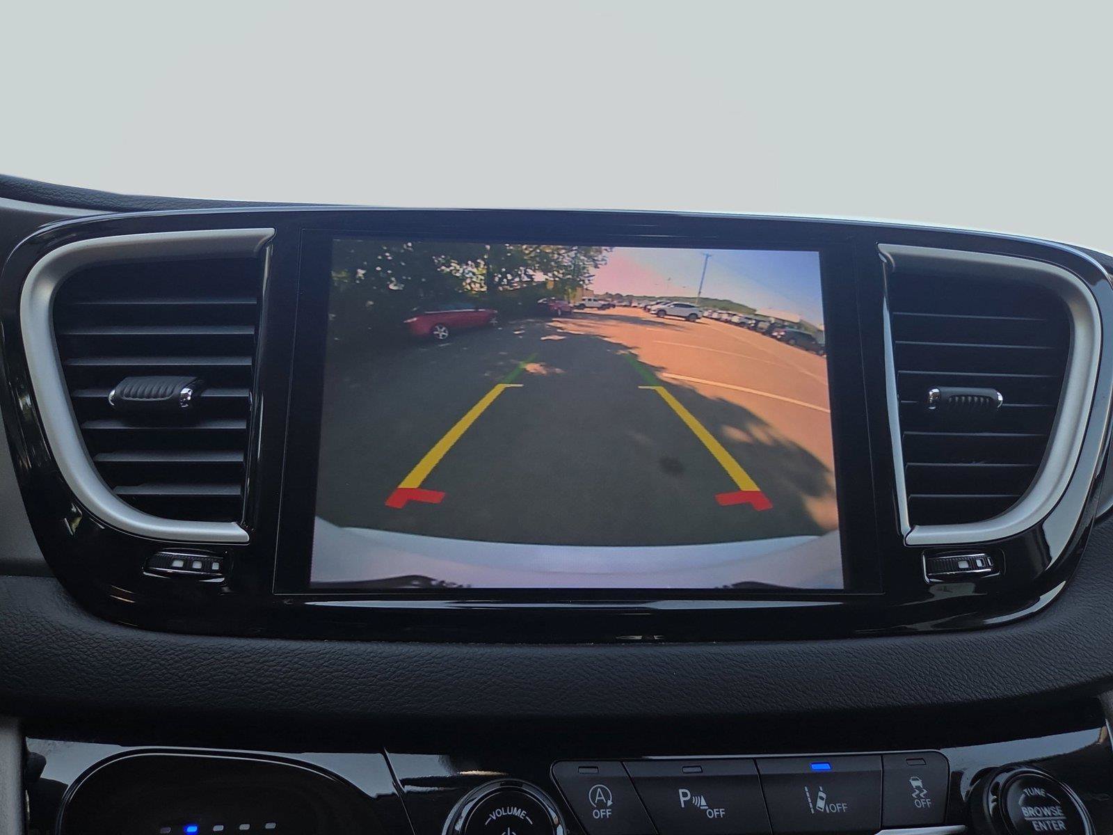 Used 2023 Chrysler Pacifica Touring-L FWD image 14