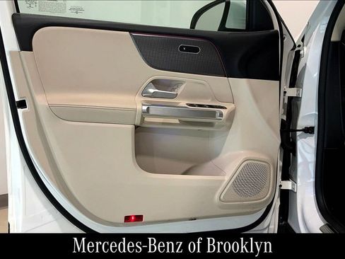 Used 2022 Mercedes-Benz GLB 250 4MATIC image 24