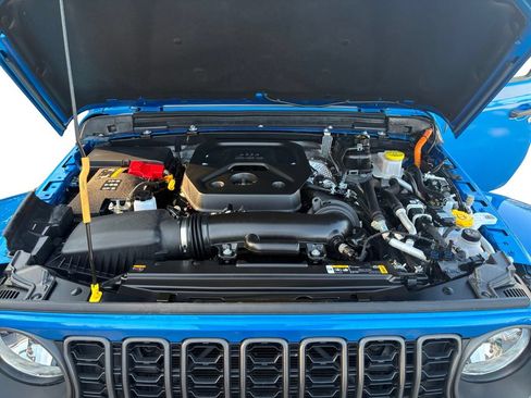 Used 2024 Jeep Wrangler Unlimited w/ Convenience Group AWD/4WD image 31
