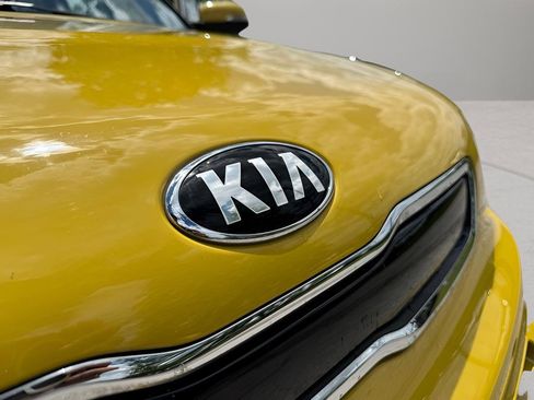 Used 2015 Kia Soul ! FWD image 12