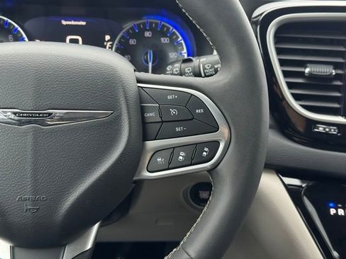 Used 2024 Chrysler Pacifica Touring-L image 25