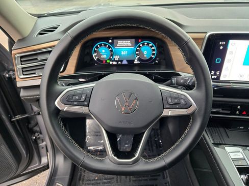 Used 2025 Volkswagen Atlas SE image 33