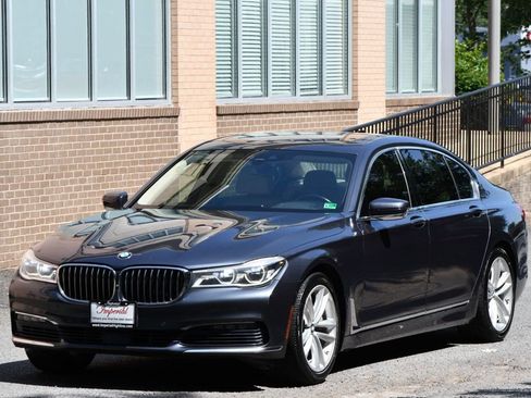 Used 2017 BMW 750i xDrive image 3