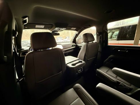 Used 2025 Chevrolet Suburban Premier image 33