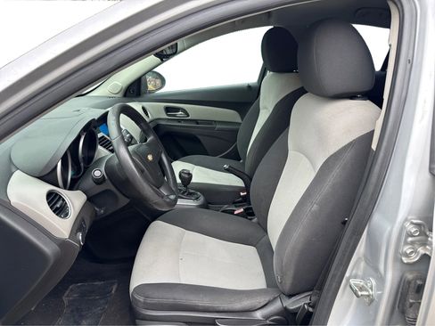 Used 2011 Chevrolet Cruze LS image 9