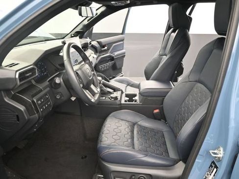 Used 2025 Toyota 4Runner Platinum AWD/4WD image 12