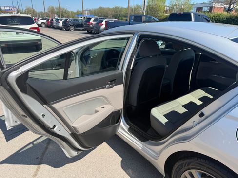 Used 2018 Hyundai Elantra SEL w/ Cargo Package image 10
