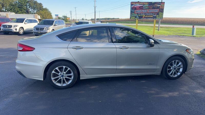 Used 2019 Ford Fusion SE FWD image 2