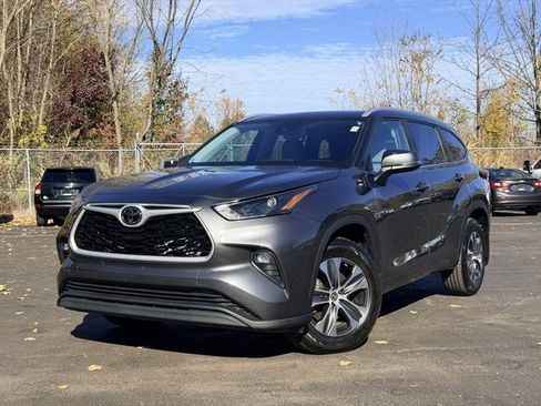 Used 2023 Toyota Highlander XLE image 1