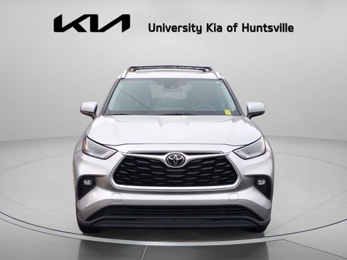 Used 2023 Toyota Highlander XLE image 2