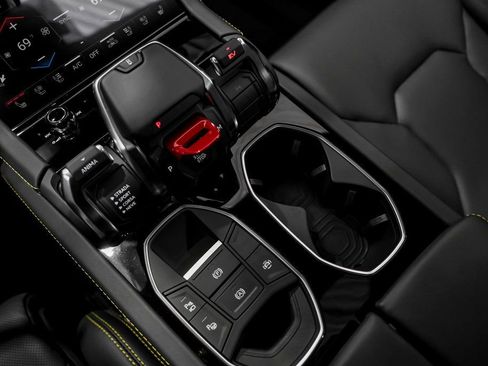 Used 2025 Lamborghini Urus Performante AWD/4WD image 23
