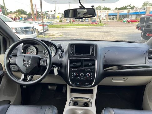 Used 2017 Dodge Grand Caravan SXT FWD image 11