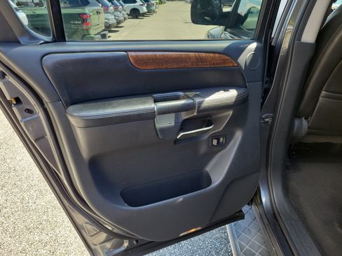 Used 2011 Nissan Armada Platinum w/ 2nd Row Captain Seat Pkg RWD image 10