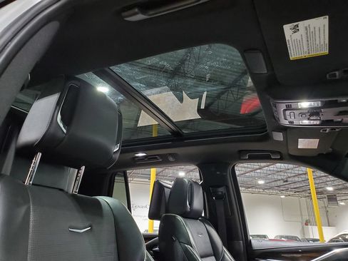 Used 2021 Cadillac Escalade Premium Luxury AWD/4WD image 16