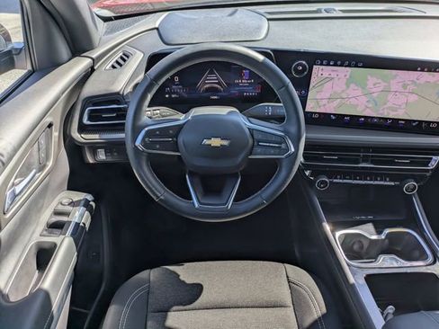 Used 2025 Chevrolet Traverse LT image 16