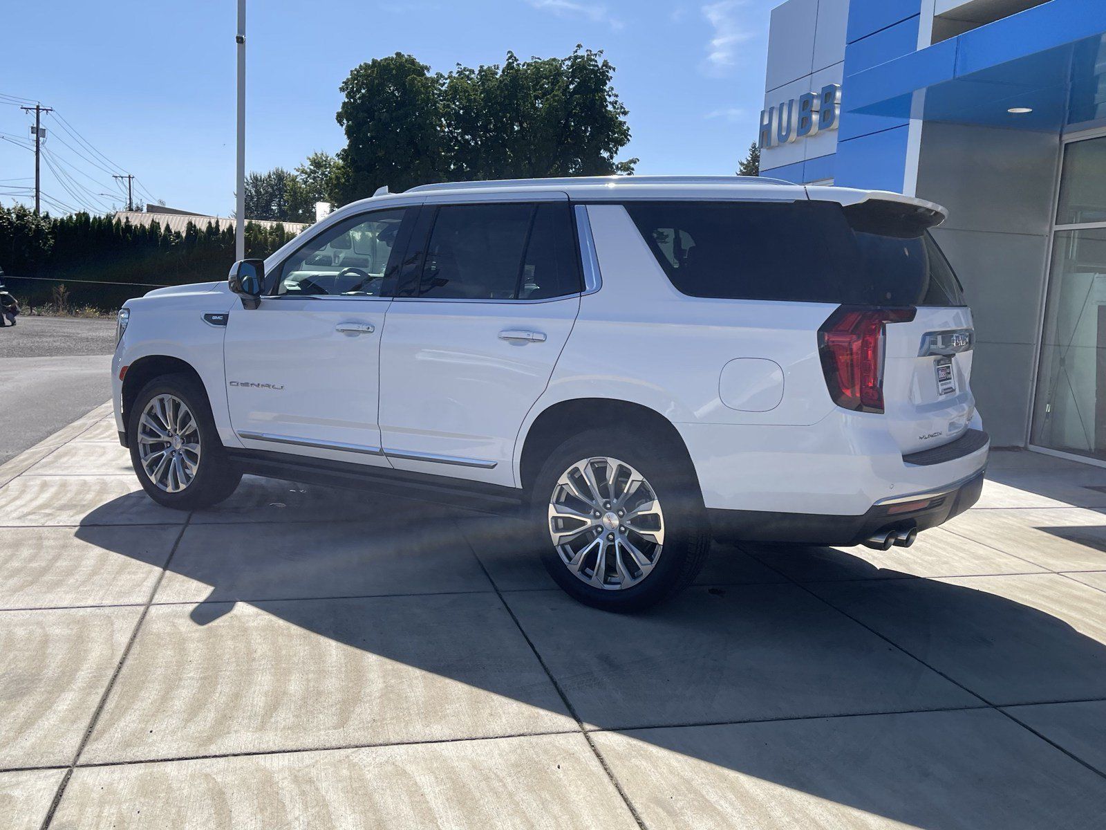 Used 2021 GMC Yukon Denali w/ Denali Premium Package AWD/4WD image 3