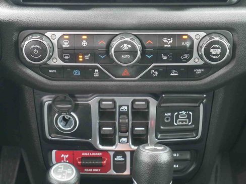 Used 2024 Jeep Wrangler Unlimited image 7