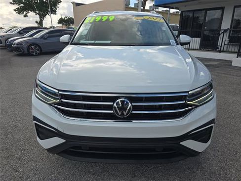 Used 2023 Volkswagen Tiguan SE FWD image 2